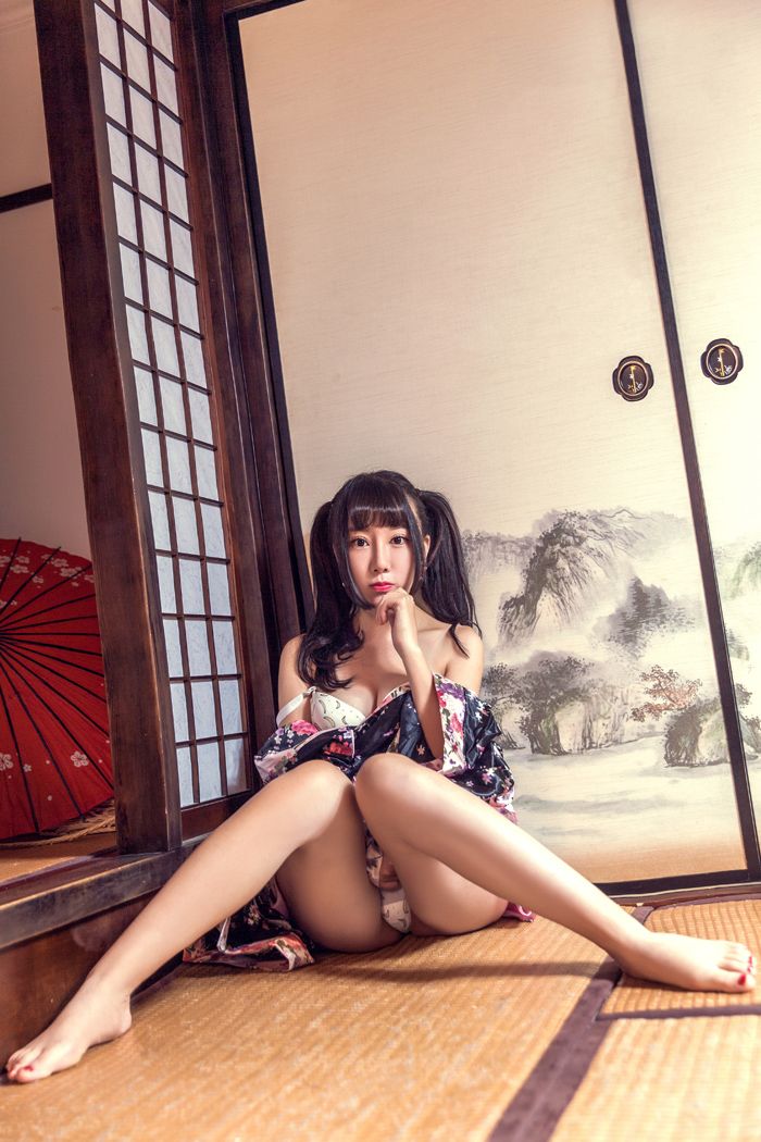 和服少妇笑笑及膝白袜翘臀迷晕你